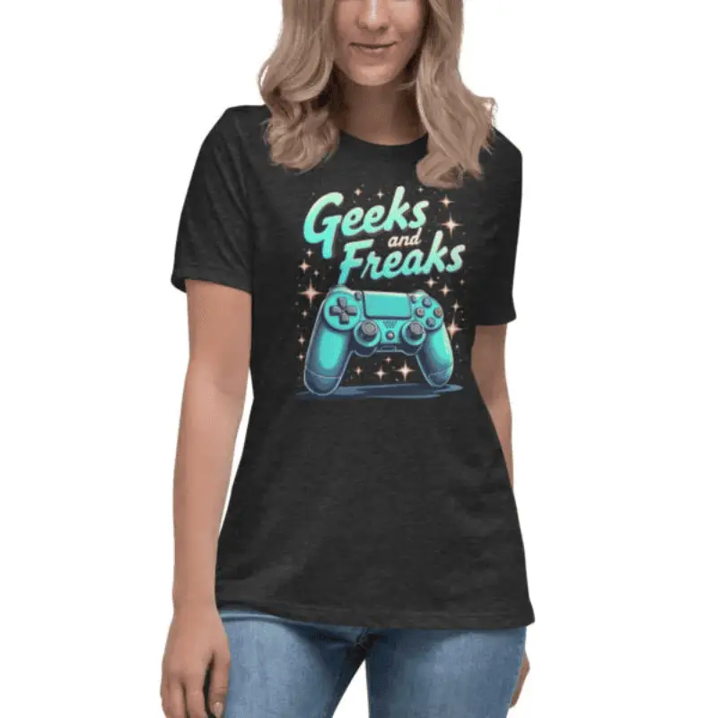 Jeune femme arborant un t-shirt décontracté gris chiné foncé geek chic.