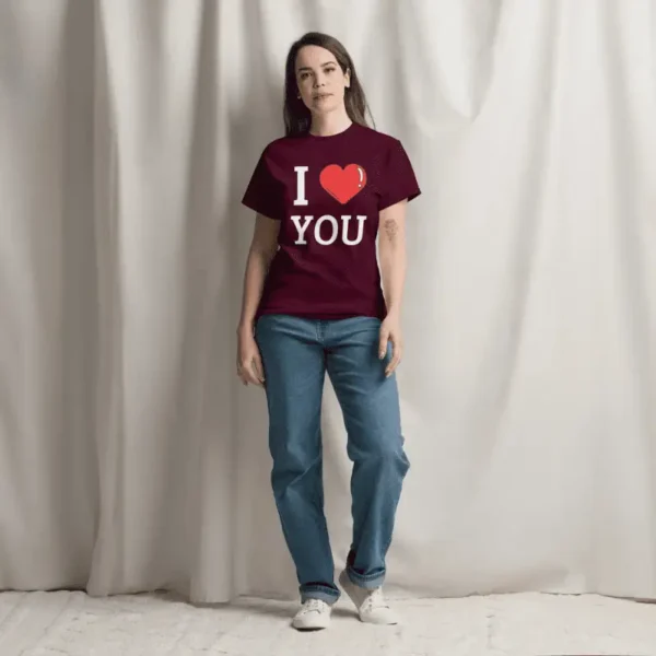 Femme souriante arborant un T-shirt I love you bordeaux : L'amour, un classique unisexe à porter !