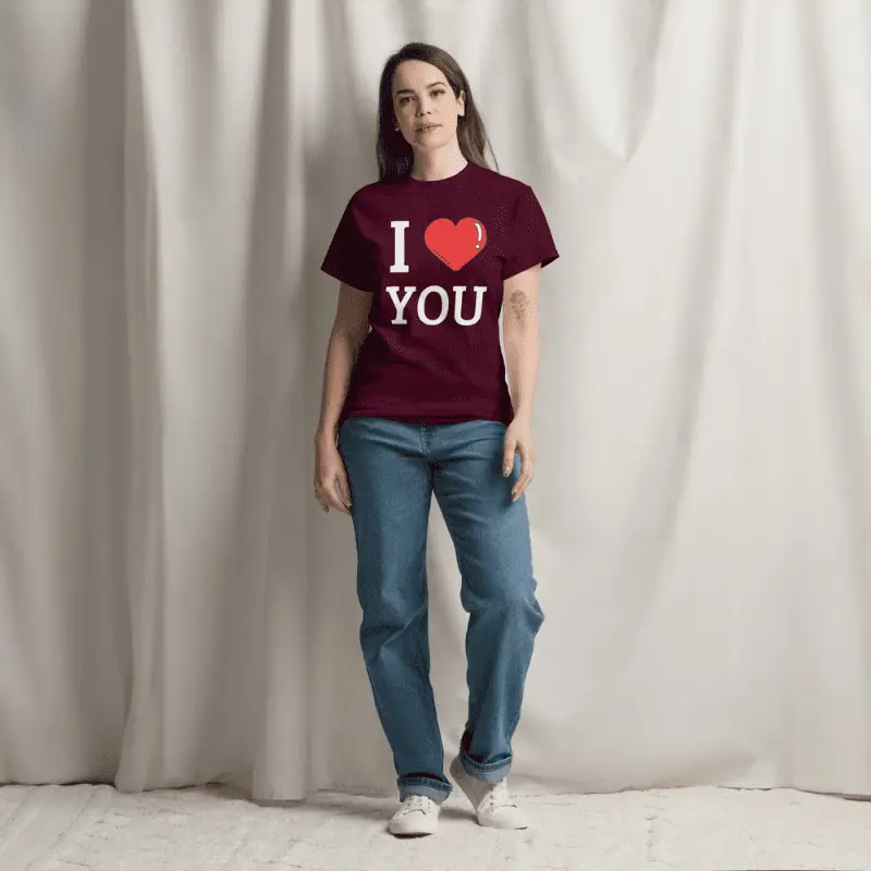 Femme souriante arborant un T-shirt I love you bordeaux : L'amour, un classique unisexe à porter !