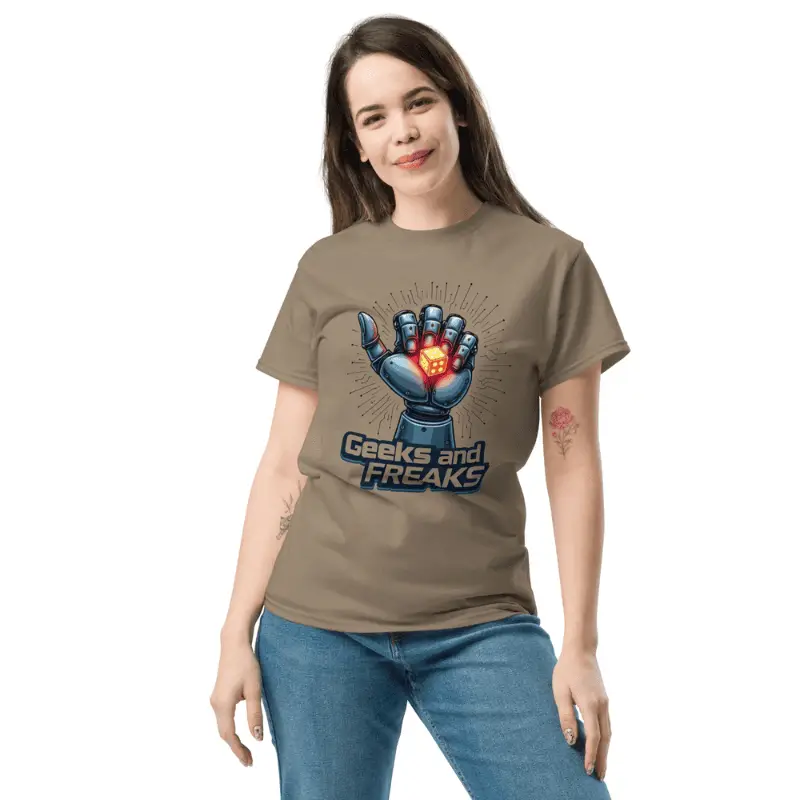 Femme souriante arborant un t-shirt classique robo dice brown savana imprimé geeks and freaks.