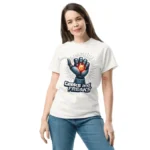 Jeune femme souriante portant un t-shirt classique unisexe blanc robo dice imprimé geeks and freaks.