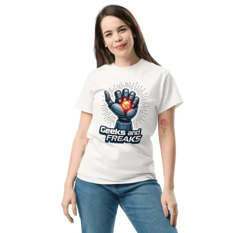 Jeune femme souriante portant un t-shirt classique unisexe blanc robo dice imprimé geeks and freaks.