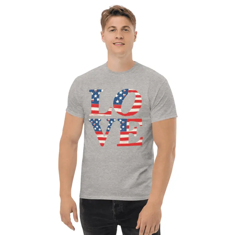 Homme souriant arborant un T-shirt classique americain unisexe patriotic love gris sport.
