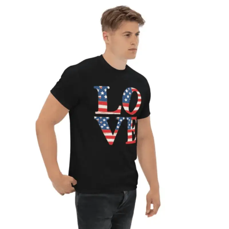 Homme de profil arborant un T-shirt classique americain unisexe patriotic love noir.