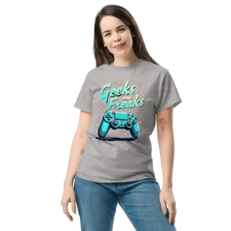t-shirt classique unisexe geek chic gris sport arboré par une femme.