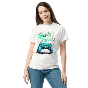femme souriante portant un t-shirt classique unisexe geek chic blanc imprimé geeks and freaks