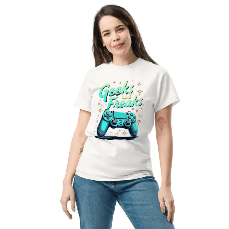 femme souriante portant un t-shirt classique unisexe geek chic blanc imprimé geeks and freaks