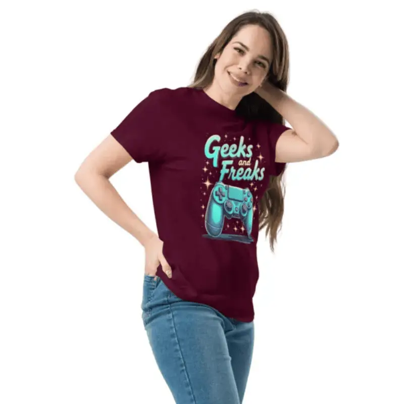 Femme de profil arrêtant ses cheveux arborant un t-shirt classique unisexe geek chic imprimé geeks and freaks.