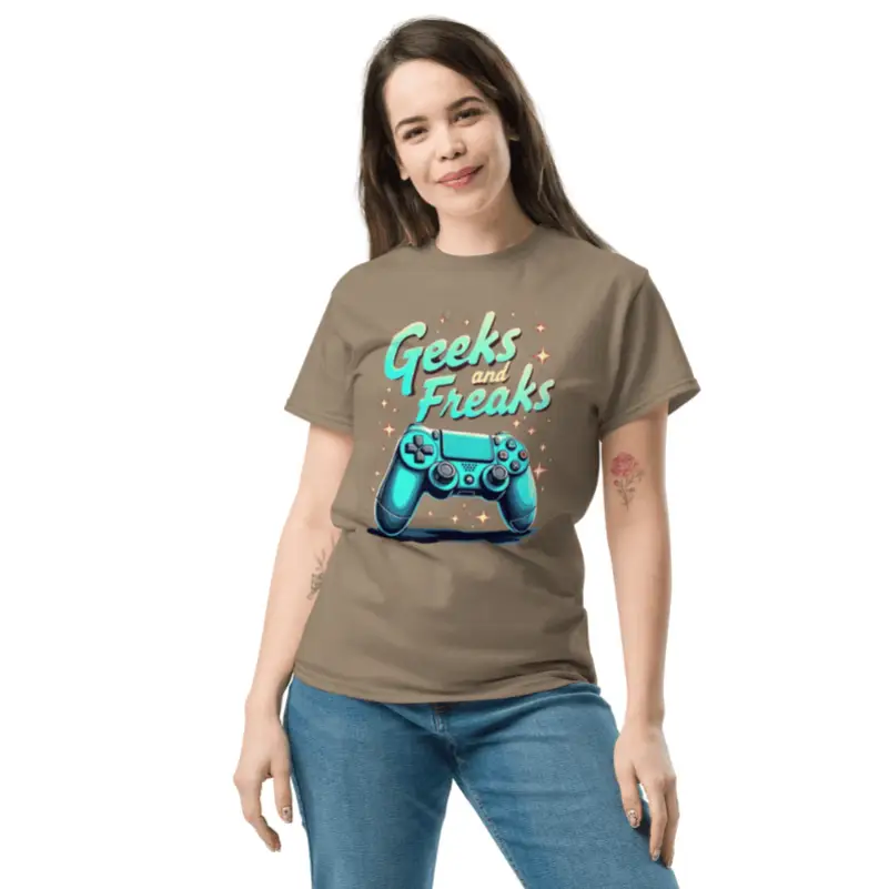 Jeune femme souriante arborant un t-shirt classique unisexe brown savana geek chic imprimé geeks and freaks