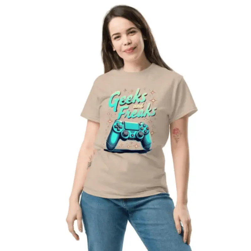 T-shirt classique unisexe geek chic sable imprimé geeks and freaks arboré par une femme souriante.