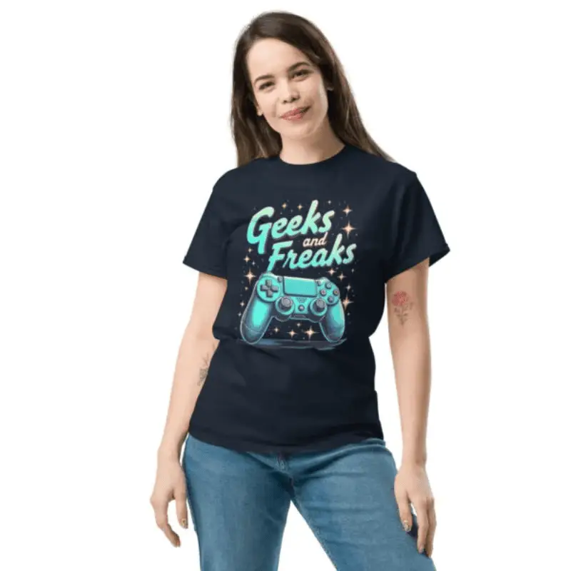 Femme age moyen souriante arborant un t-shirt classique unisexe geek chic bleu marine imprimé geek chic.