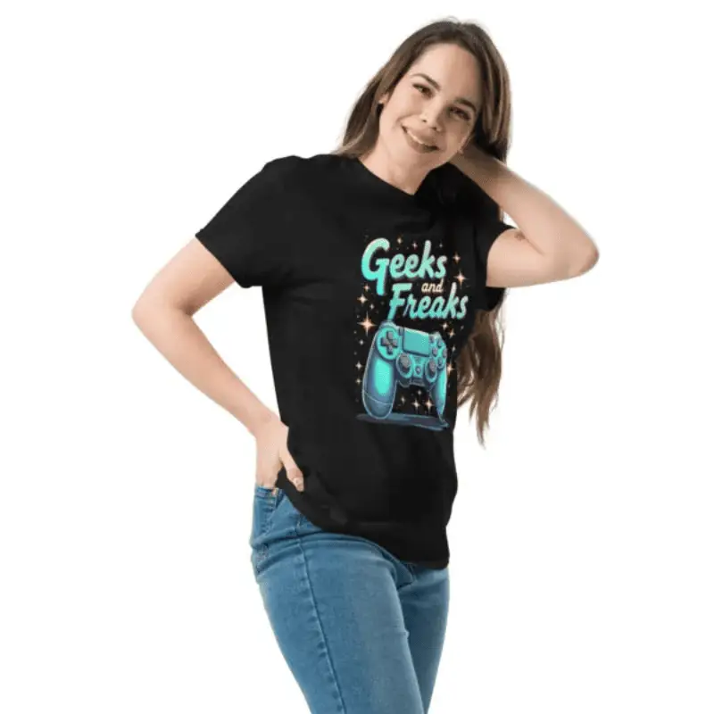 Femme de profil arborant un t-shirt classique unisexe geek chic noir