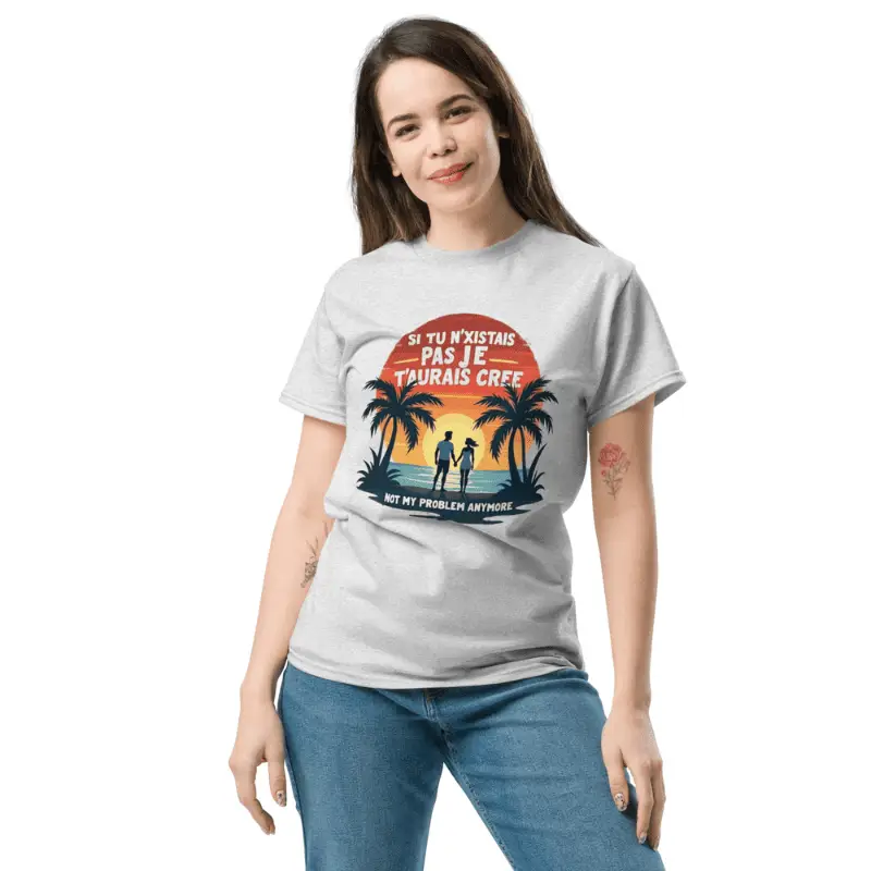 Femme souriante arborant un t-shirt pour couple gris pincard