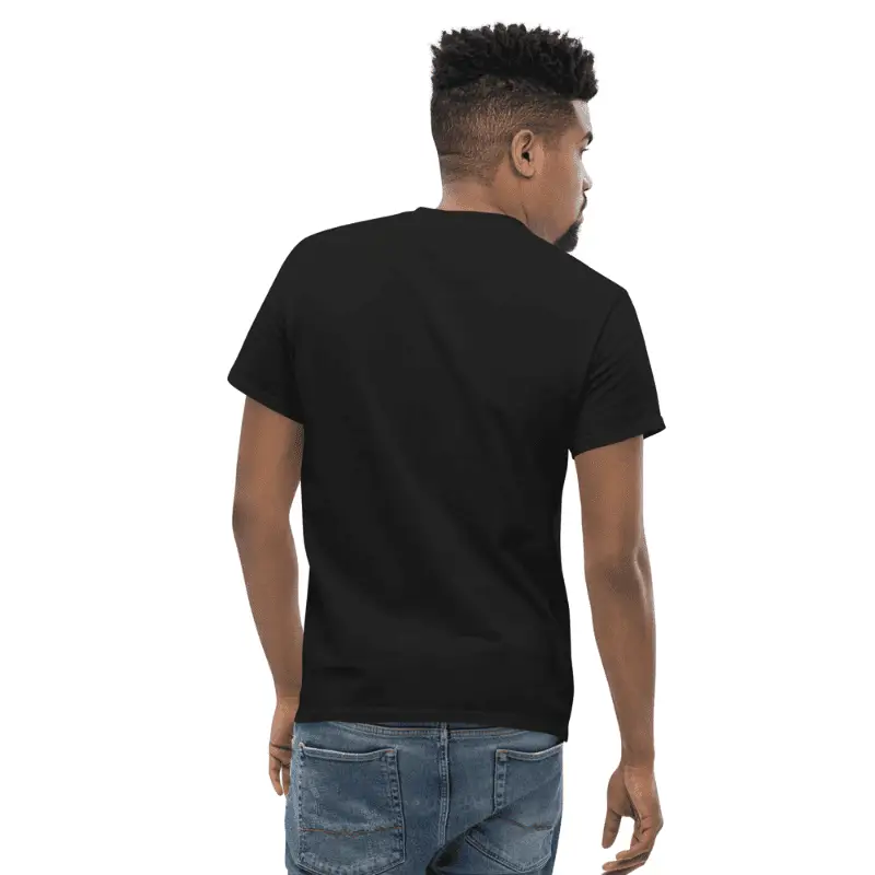 tee shirt geek noir imprimé Flat Mars Society porté par un homme en vu de dos.