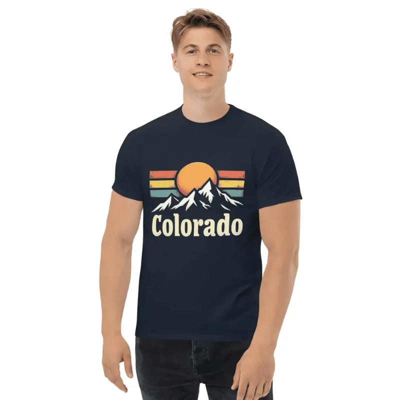 Jeune arborant un t-shirt colorado bleu marine