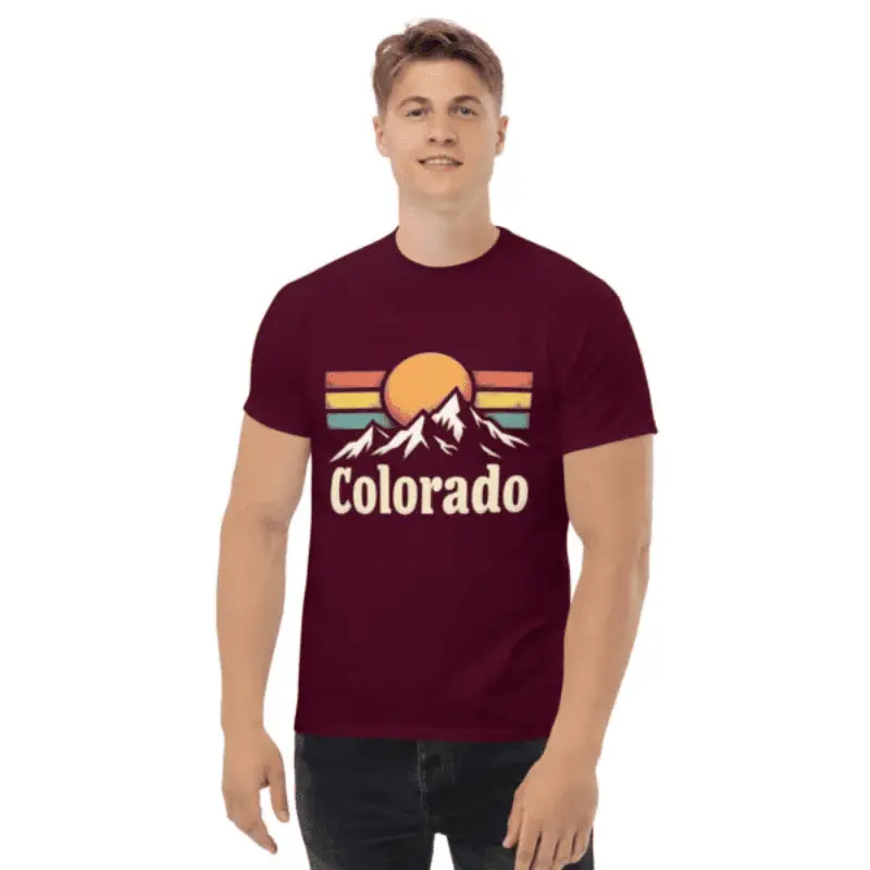 T-shirt colorado vibes unisexe bordeaux arboré par un homme