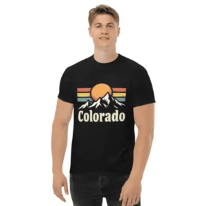 Homme souriant arborant un t-shirt classique unisexe colorado vibes noir.
