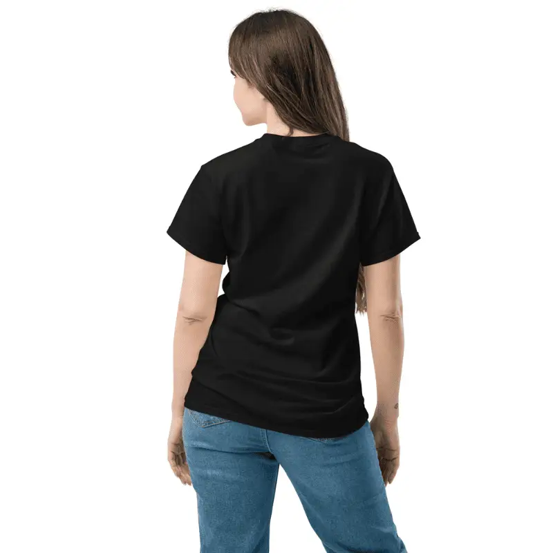 femme de dos arborant un t-shirt classique robo dice noir