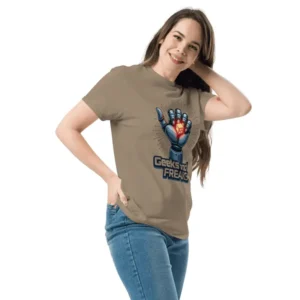 Femme souriange tenant ses cheveux avec la main gauche, arborant un t-shirt classique unisexe robo dice brown savana imprimé geeks and freaks.