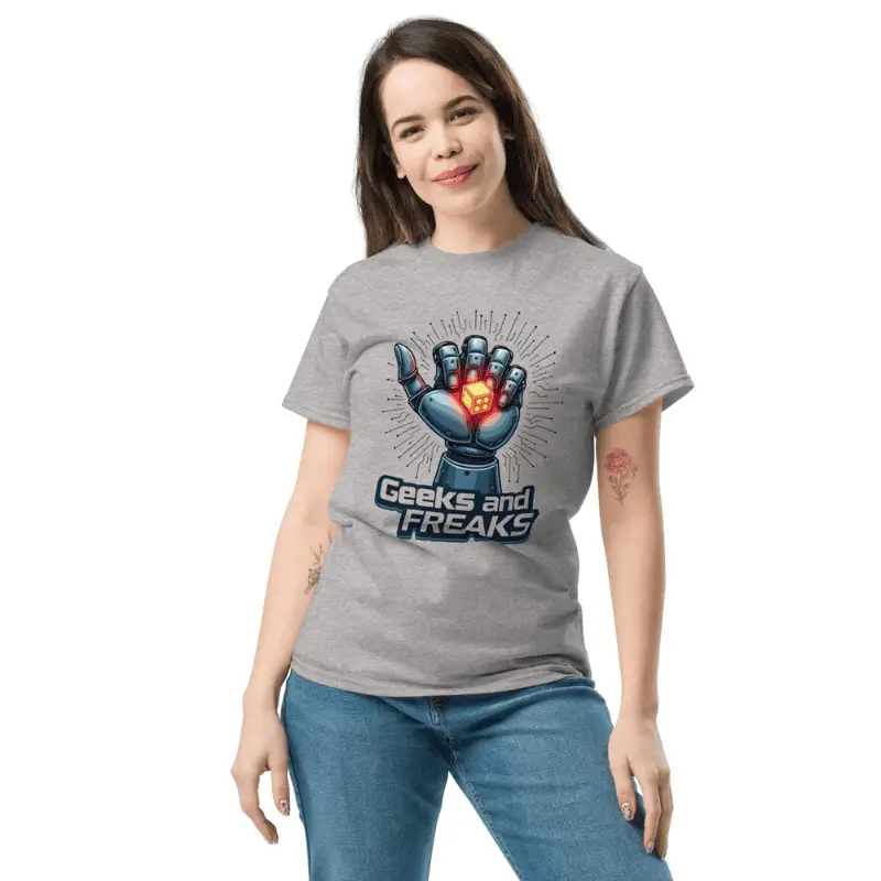 femme portant un t-shirt classique unisexe robo dice gris sport imprimé geeks and freaks.