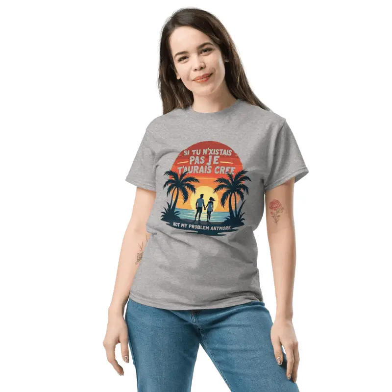 Femme age moyen souriante arborant un t-shirt pour couple gris sport "Amour Rétro"