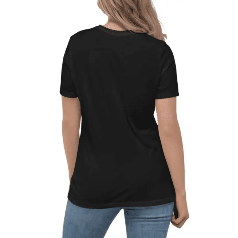 femme de dos arborant un t-shirt décontracté noir geek chic imprimé geeks and freaks.