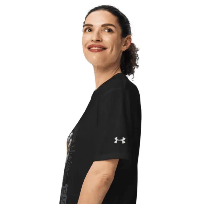 femme souriante de profil arborant un T-shirt sport Under Armour Robo Dice noir