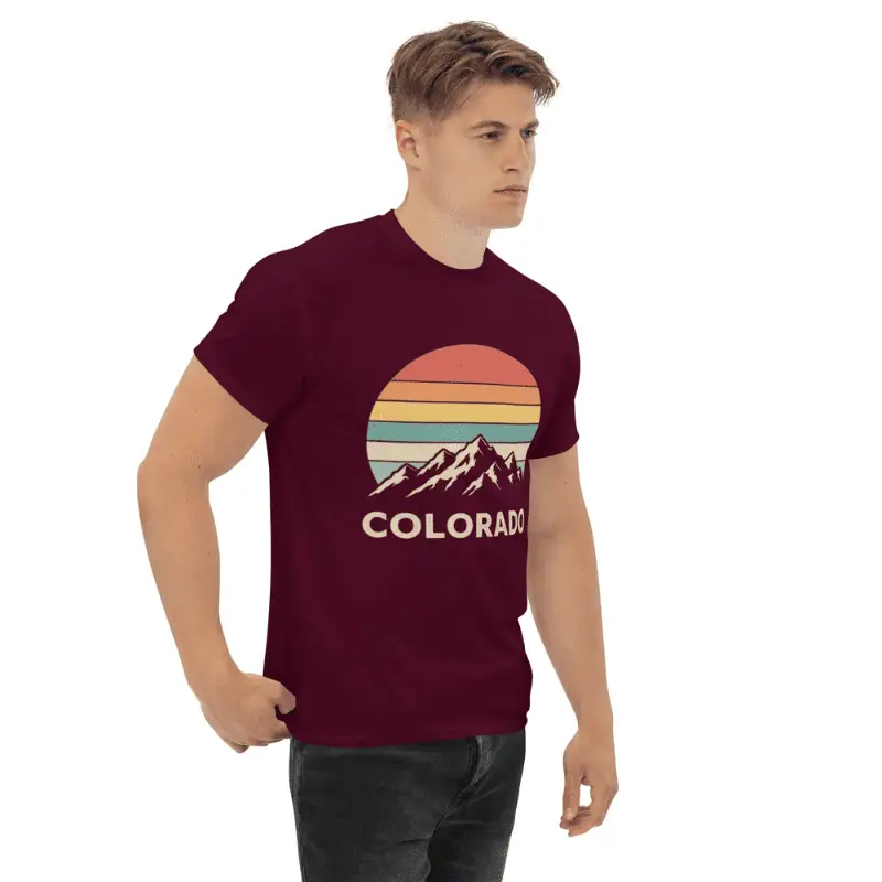 Tee shirt Colorado mode bordeaux arboré par un homme âge moyen.