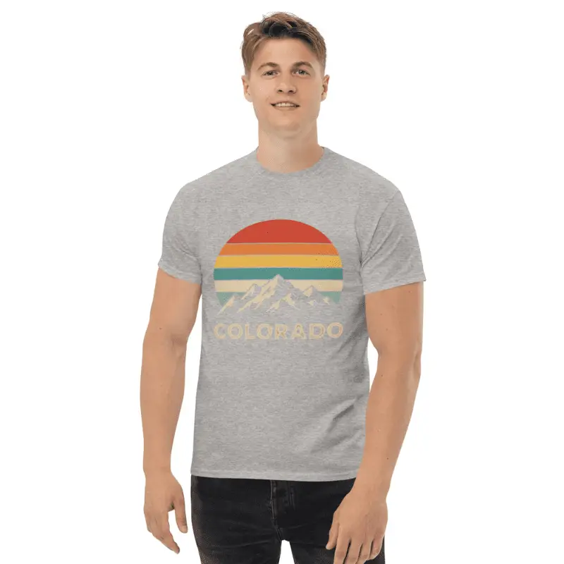 Tee shirt Colorado motif intemporel gris sport. arboré par un jeune homme.