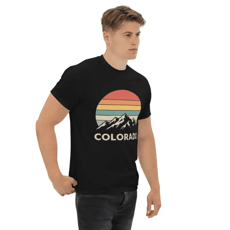 Jeune homme arborant un t-shirt Colorado original coton doux noir