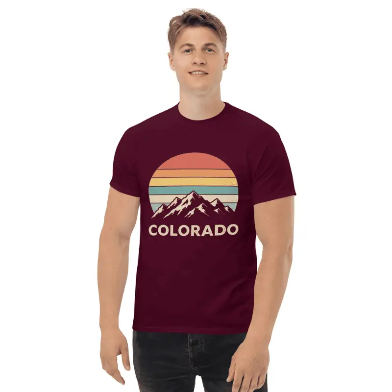 Tee shirt Colorado souvenir authentique bordeaux arboré par un homme.