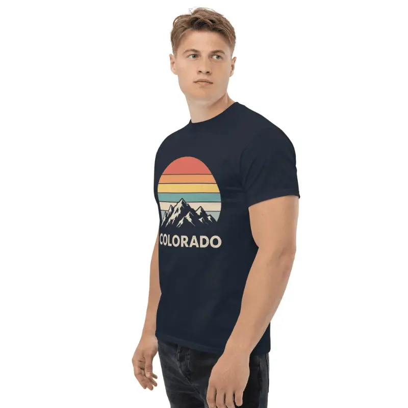 Tee shirt Colorado unisexe bleu marine arboré par un homme.