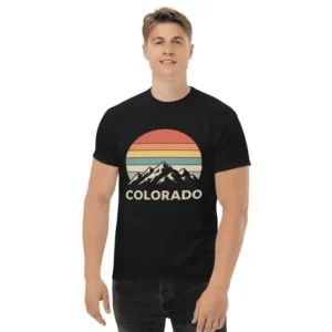 Homme jeune arborant un tee shirt unisexe colorado classique noir