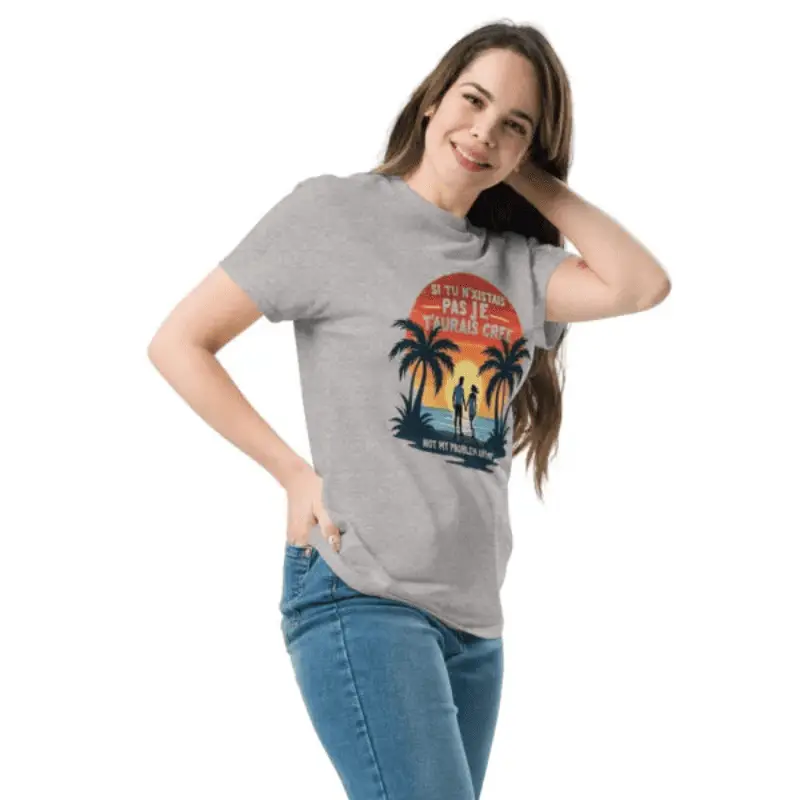 Femme souriante tenant ses cheveux arborant un t-shirt pour couple gris sport