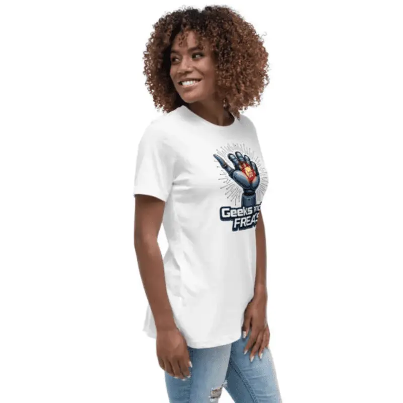 Jeune femme de profil regardant vers l'arrière arborant un Tee shirt femme blanc robo dice .