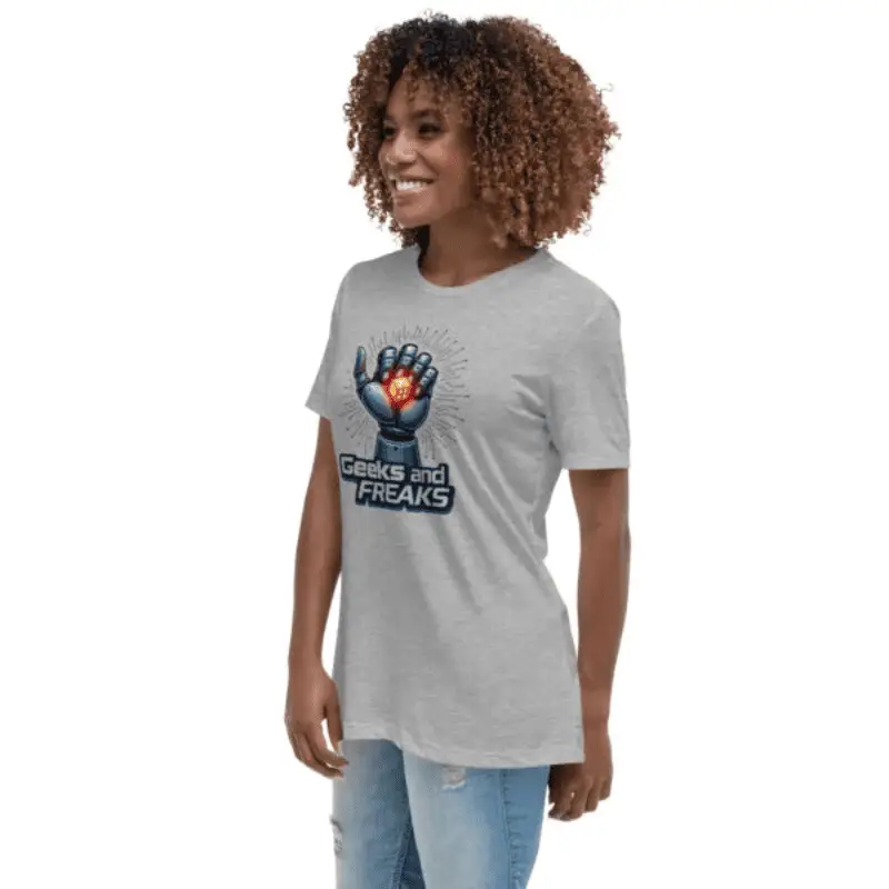 Femme âge moyen de profil arborant un Tee shirt femme robo dice gris chiné.