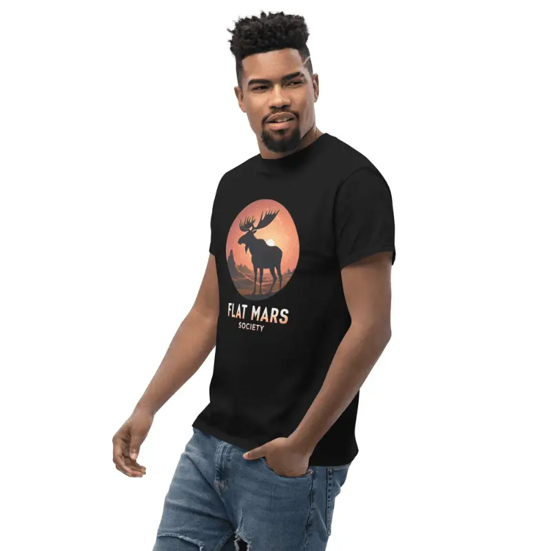 Homme élégant arborant un tee shirt geek noir imprimée Flat Mars Society.