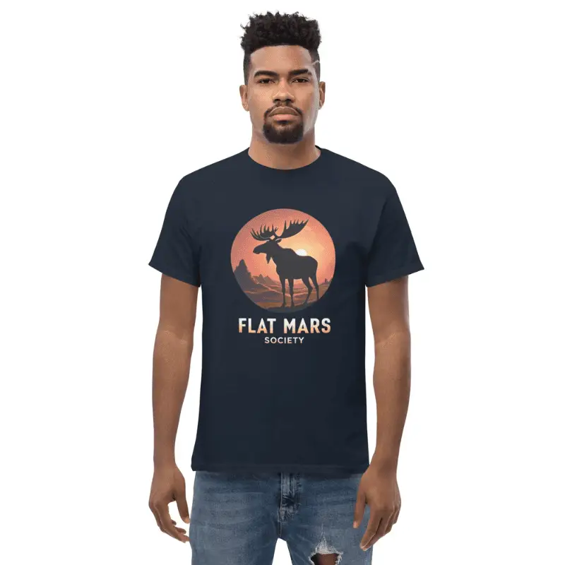Homme age moyen arborant un tee shirt geek bleu marine imprimé Flat Mars Society