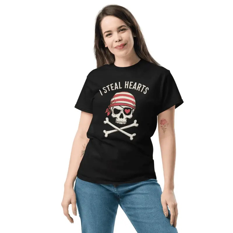 Tee shirt pirate bleu marine drôle Classique unisexe Steal Hearts. arboré par une femme souriante.