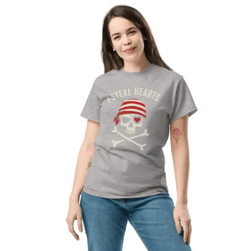 Tee shirt pirate fun Humour unisexe gris sport casual I Steal Hearts arboré par une femme.