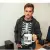 Thomas avec une photo du mug blanc brillant posé sur un bureau avec le design squelette d'Halloween imprimé "stay positive"