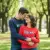 Un couple enlacé, tous deux portant des hauts Robo Dice (un haut manche longue homme et un haut manche longue femme) dans un parc, symbolisant le cadeau couple idéal.