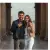 Un couple souriant, chacun avec son iPhone montrant la coque, côte à côte