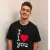 Un jeune, décontracté, montrant le tee-shirt love porté, peut-être en train de rire avec des amis, soulignant l'aspect cool et cadeau pour jeune