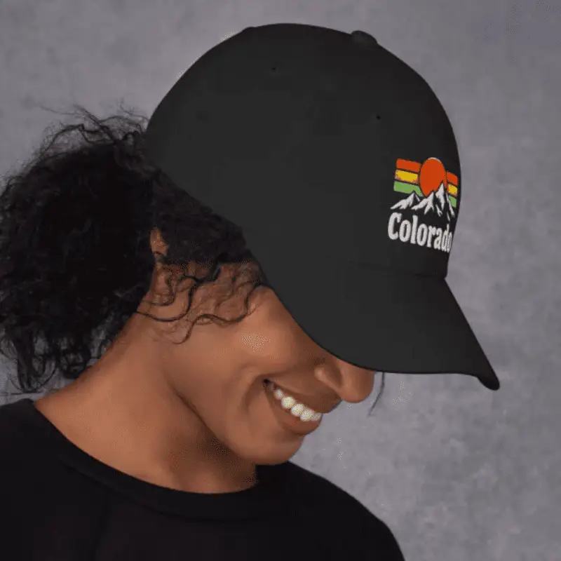 casquette colorado Baseball noir arborée par une femme de profil.