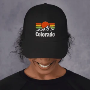 Femme souriante arborant une casquette colorado noire