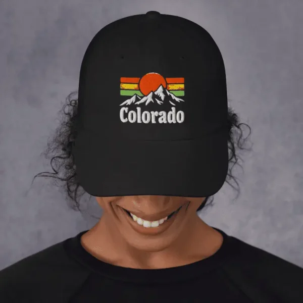 Femme souriante arborant une casquette colorado noire