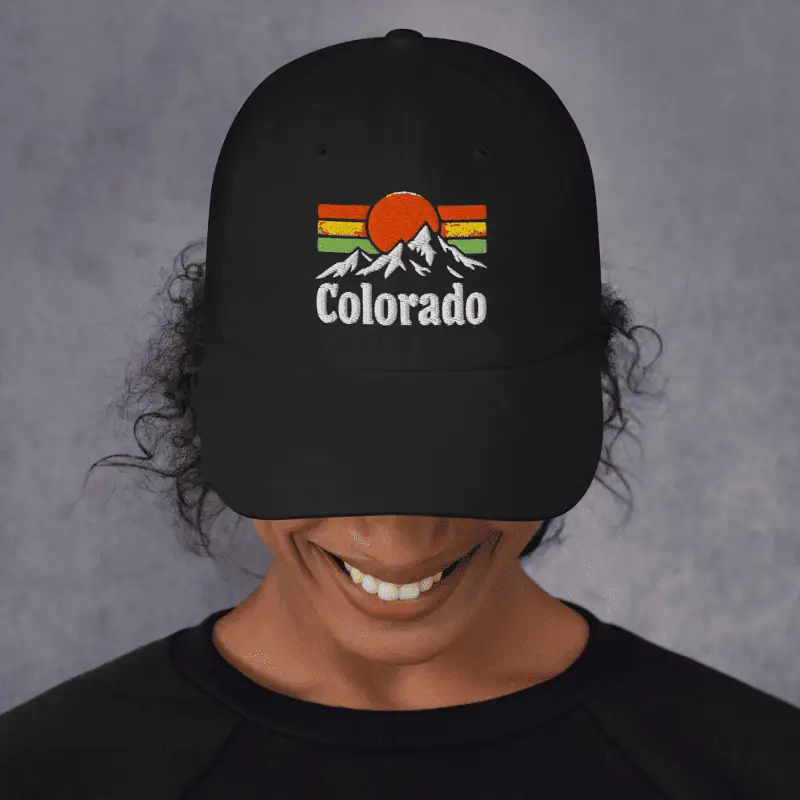 Femme souriante arborant une casquette colorado noire