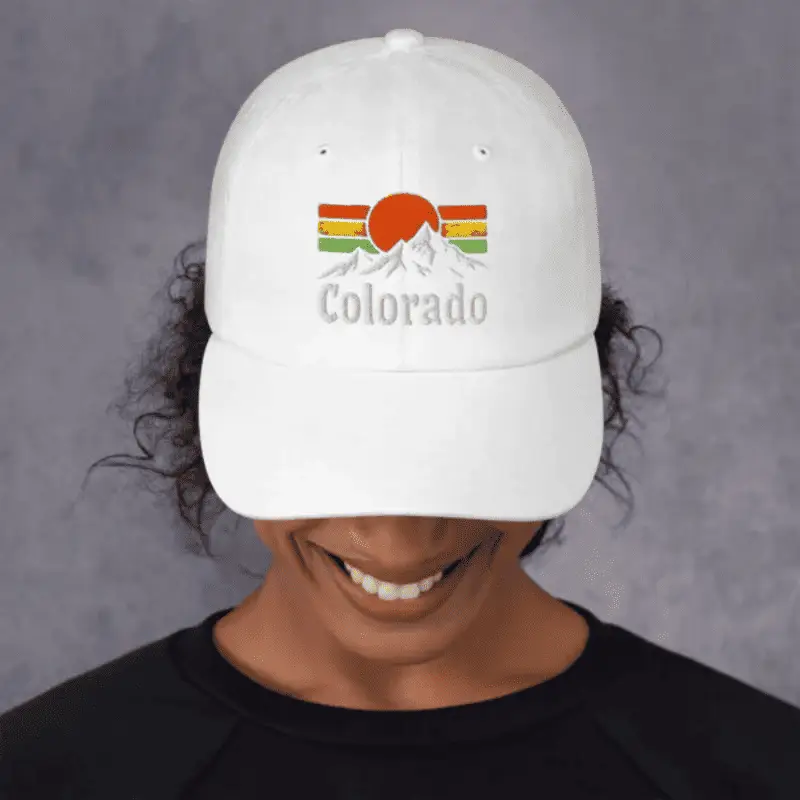asquette colorado Vibes blanche Exclusive arborée par une femme.