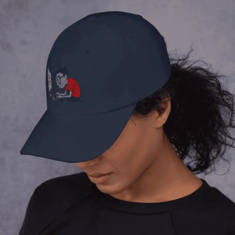 Femme de profil arborant une casquette de baseball americaine game over bleu marine.